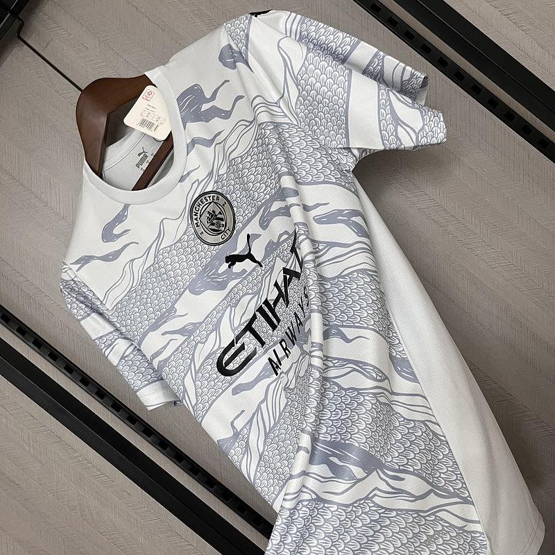 Camisa Manchester City I 24/25 Puma - Ano do Dragão - Loja da Seven