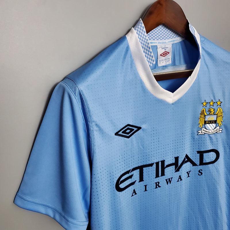 Camisa Manchester City Retrô 2011/2012 Azul - Umbro - DA Sports Oficial