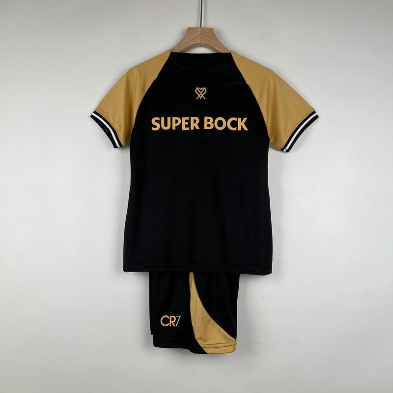 Kit Infantil Sporting III 23/24 CR7 - Preto e Dourado - DA Sports Oficial